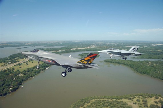 Máy bay chiến đấu F-18D bay cùng máy bay chiến đấu F-35